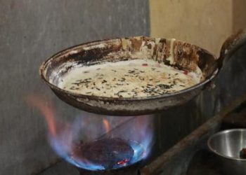 Mencicipi Martabak Terang Bulan Legendaris di Malang yang Dimasak dengan Cara Jadul