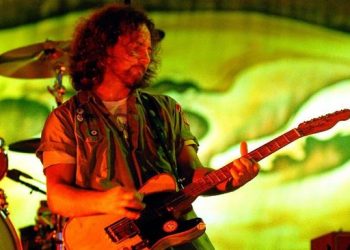 Eddie Vedder Pearl Jam Kena Radang Tenggorokan Usai Manggung di Paris