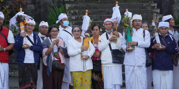 Ny. Cok Ace Ikuti Prosesi Ngiring Betara Tirta ke Pura Mandara Giri Semeru Agung Lumajang