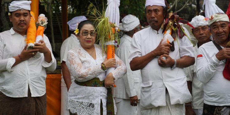 Ny. Cok Ace Ikuti Prosesi Melasti di Pura Mandara Giri Semeru Agung Lumajang