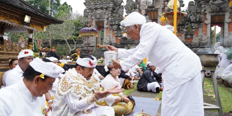 Wagub Cok Ace Ngayah “Nopeng Dalem Sidakarya ” Di Pura Mandara Giri Semeru Agung Senduro Lumajang