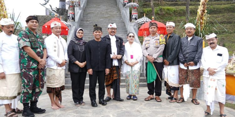 Wagub Bali Cok Ace &  Bupati Lumajang Tandatangani Prasasti Pura Ulun Ranu Pane Lumajang