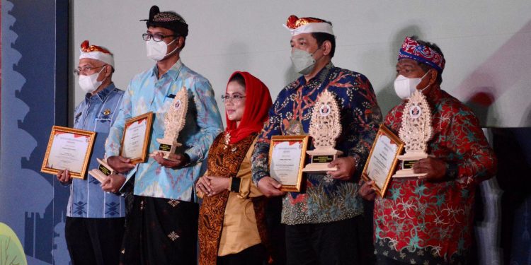 Gubernur Koster Raih Penghargaan Pembina Koperasi Terbaik