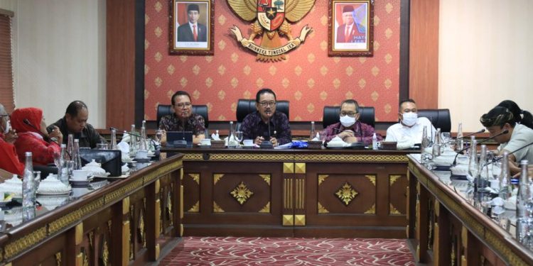 Wagub Cok Ace Gelar Rakor Sikapi Penipuan Money Changer