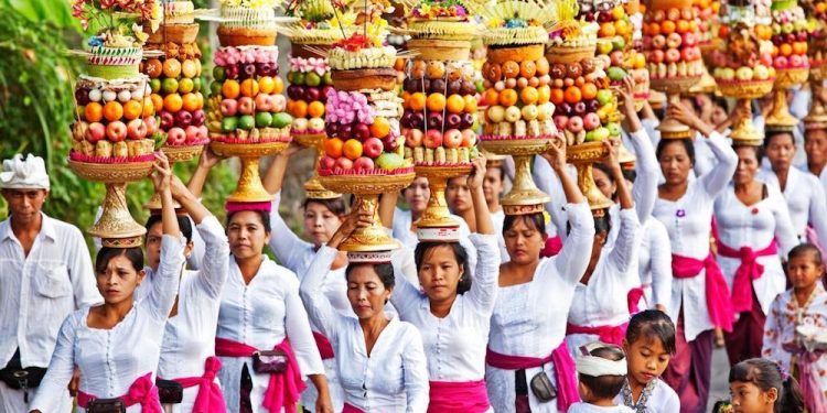 Mengenal “Mapeed” Tradisi Sebagai Ucap Syukur di Bali