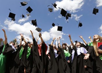 Artis Internasional yang Ternyata Lulusan Universitas Terbaik Dunia