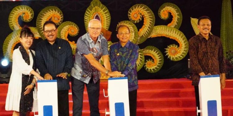 Gubernur Koster Luncurkan Pemberlakuan Kontribusi Wisman untuk Pelindungan Lingkungan Alam & Budaya Bali