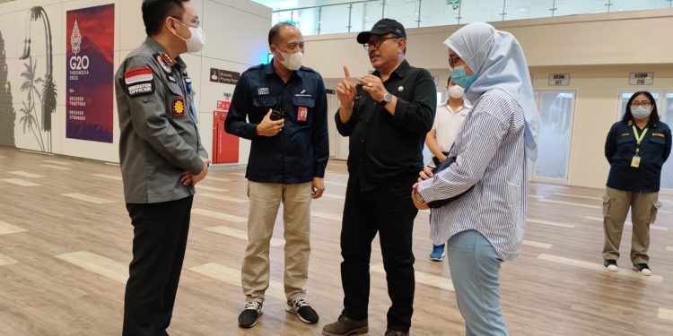 Respon Keluhan Wisatawan Asing, Wagub Cok Ace Cek Langsung Terminal Kedatangan Internasional