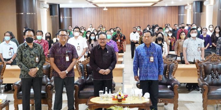 Hadir Sebagai Narasumber Dalam Kuliah Umum UNMAS, Wagub Cok Ace Jabarkan Pembangunan Bali Untuk Wujudkan Sustainable Pariwisata Bali