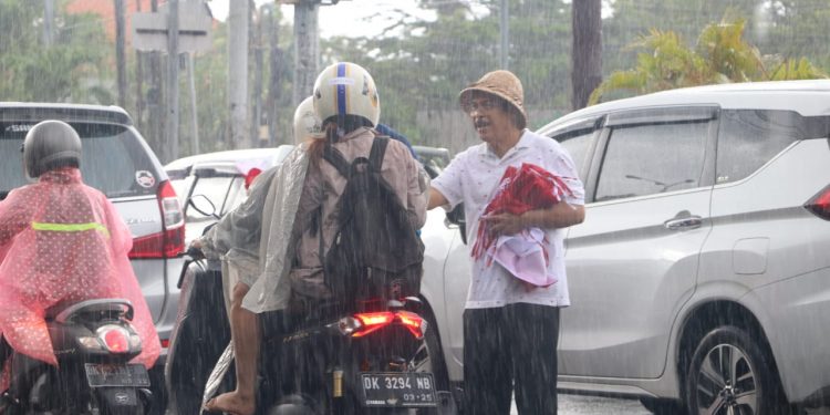 Dukung Gerakan 10 Juta Bendera Merah Putih, Kesbangpol Provinsi Bali Bagi 7000 Bendera Merah Putih di Perempatan Sanur