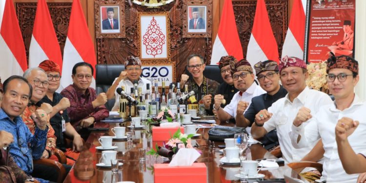 Gubernur Koster Bersama Ketua OJK Betuk Tim Akselerasi Pemulihan Ekonomi Bali