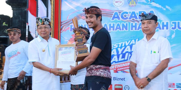 Gubernur  Koster Serahkan Piala Gubernur Bali ke Pemenang Grand Champions Festival Layangan Bali Tahun 2022
