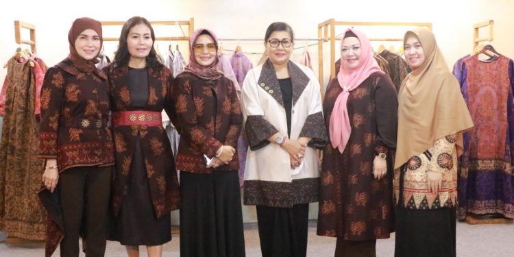 Ketua Dekranasda Bali Bersama Ikatan Istri Anggota BPK RI Kunjungi Pameran IKM Bali Bangkit