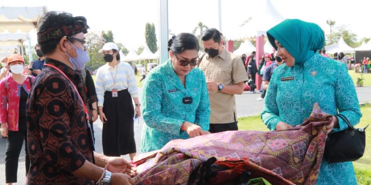 Ketua TP PKK Bali Bersama Ketua Umum TP PKK Pusat Hadiri Kegiatan Pasar Rakyat TP PKK ‘Berbelanja & Berbagi’