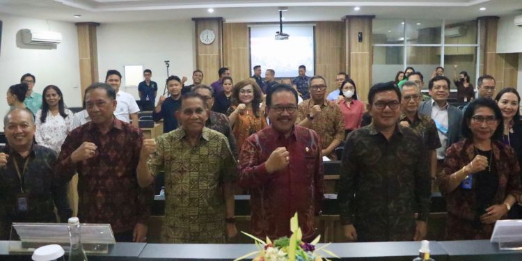 Wagub Cok Ace Jadi Pemateri Matrikulasi Bagi Mahasiswa Baru Program Studi Hukum Program Doktor Universitas Warmadewa