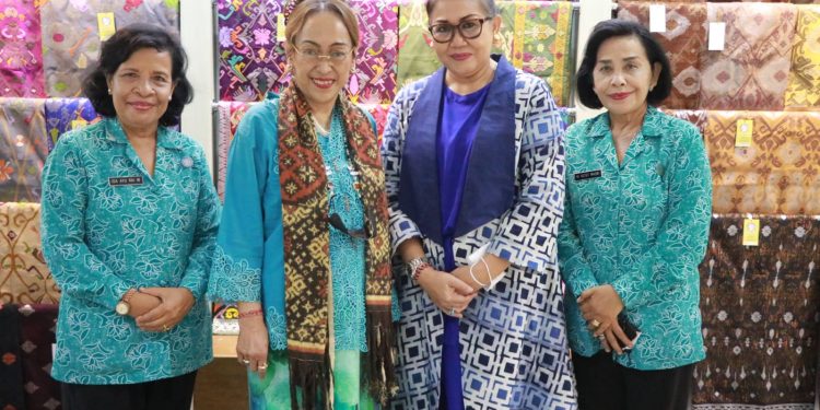 Ketua Dekranasda Bali Bersama Sukmawati Soekarnoputri Kunjungi Pameran IKM Bali Bangkit ke-7