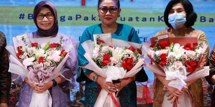 Ketua Dekranasda Bali Buka Pameran IKM Bali Bangkit Tahap 8 Tahun 2022,