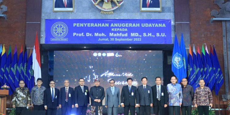 Wagub Cok Ace Saksikan Penganugerahan Universitas Udayana Award pada Menkopolhukam RI Mahfud MD