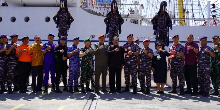 Wagub Cok Ace Sambut Kedatangan KRI Bima Suci-945