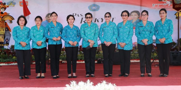 Ketua TP PKK Bali Gelar & Hadiri Pasar Rakyat “Berbelanja dan Berbagi” di Kabupaten Karangasem