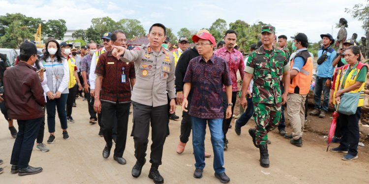 Gubernur Koster Tinjau Lokasi Banjir dan Posko Warga di Bilukpoh, Desa Penyaringan, Mendoyo – Jembrana