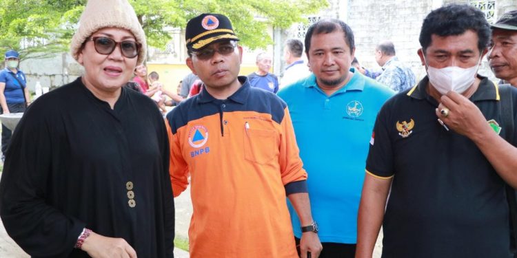 Ketua TP PKK Bali Tinjau Korban Banjir Bandang di Lingkungan Bilukpoh Kelurahan Tegal Cangkring, Jembrana.