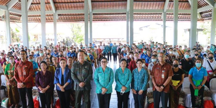 Ketua TP PKK Bali Senyerahan Bansos Penanganan Inflasi pada Empat Kecamatan di Denpasar