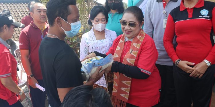 BKOW Peduli : Ketua BKOW Provinsi Bali serahkan Bantuan Kepada Warga Terdampak Bencana