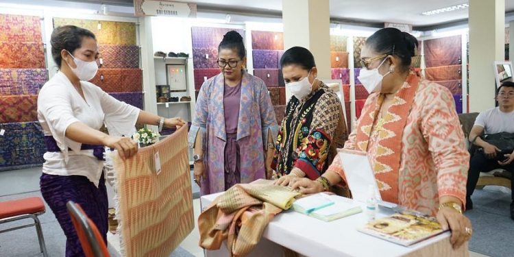 Ketua Dekranasda Bali Terima Kunjungan Ny.Endang Budi Karya Sumadi Di Pameran IKM Bali Bangkit