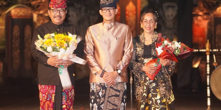 Saksikan Pagelaran Topeng Topeng, Wagub Cok Ace Puji Sosok Sukmawati Soekarno Putri