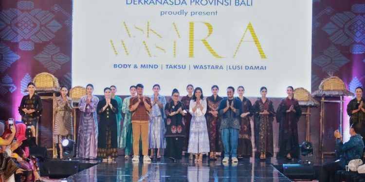 Ny. Putri Koster Kenalkan Karya Desainer Muda Bali di LSTF 2022