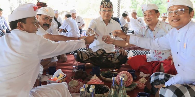 Gubernur Koster Lakukan ‘Toast’ Arak Bali Sebagai Wujud Rasa Syukur