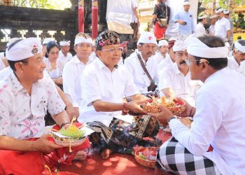 Gubernur Koster Haturkan Sembah Bhakti  di Pura Puseh Desa Adat Datah