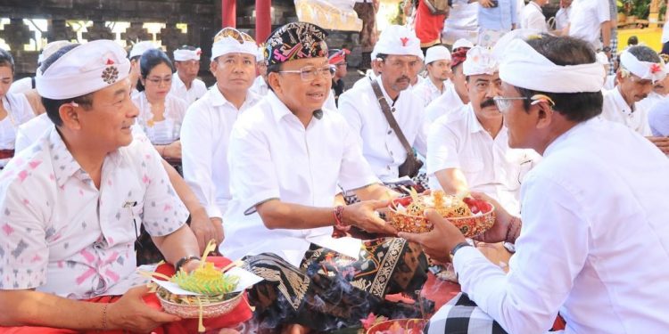 Gubernur Koster Haturkan Sembah Bhakti di Pura Puseh Desa Adat Datah