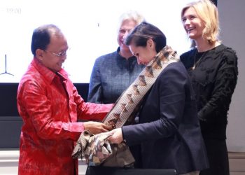 Gubernur Koster Kunjungi Manajemen Rumah Mode Christian Dior