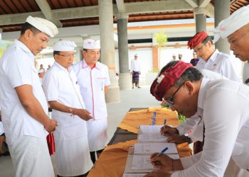 Gubernur Koster Hadiri Penandatanganan MoU 4 Kabupaten Penyangga Kawasan Suci Besakih