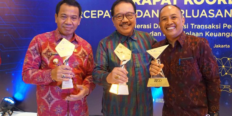 Buleleng Raih Penghargaan TP2DD Kabupaten Terbaik Tahun 2022 Wilayah Jawa-Bali