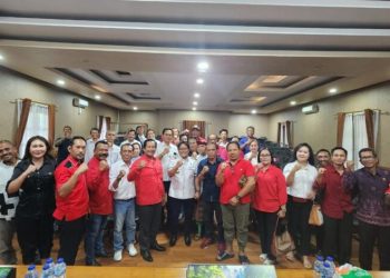 Kader PDI Perjuangan Tabanan foto bareng Giri Prasta dukung GP Bali 1 Hoax. Tidak ada Pembahasan GP Bali 1, Tetap Koster 2 Periode