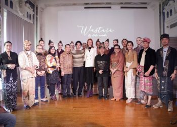 Dior Puji Busana Kain Endek Karya Desainer Muda Bali