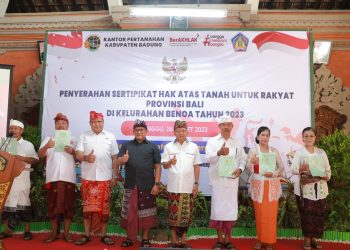 Gubernur Bali, Wayan Koster Tuntaskan Konflik Pertanahan 93 Tahun di Banjar Mumbul, Badung