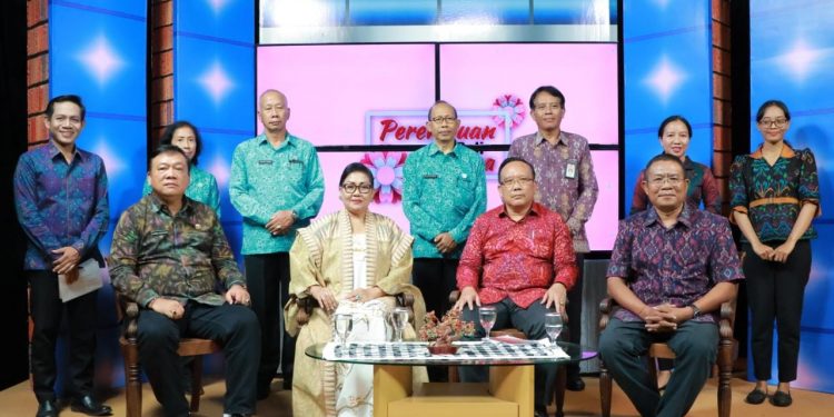 Ny. Putri Koster Dalam Dialog Interaktif 44 Tonggak Peradaban Bali Era Baru  Dengan Tema “Pelayanan Kesehatan Tradisional Bali”