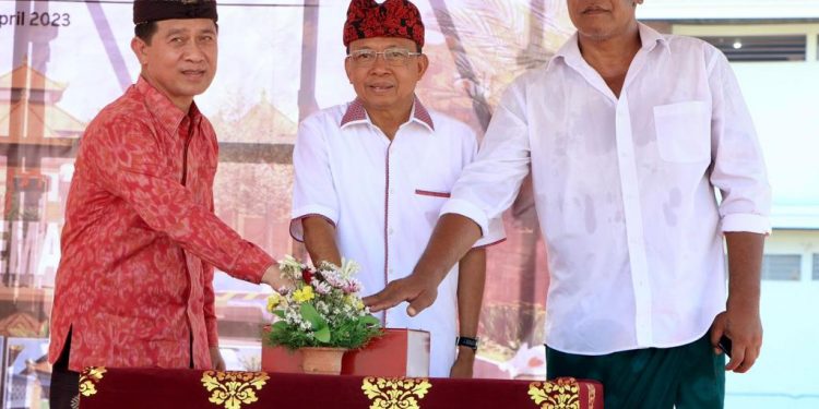 Gubernur Bali Wayan Koster Ground Breaking Pasar Rakyat Tematik Wisata Semarapura Didampingi Bupati Klungkung