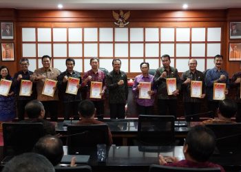 Pemerintah Provinsi Bali Berikan Anugerah Reformasi Birokrasi dan Agen Perubahan  Tahun 2022 Pada Perangkat Daerah Berprestasi