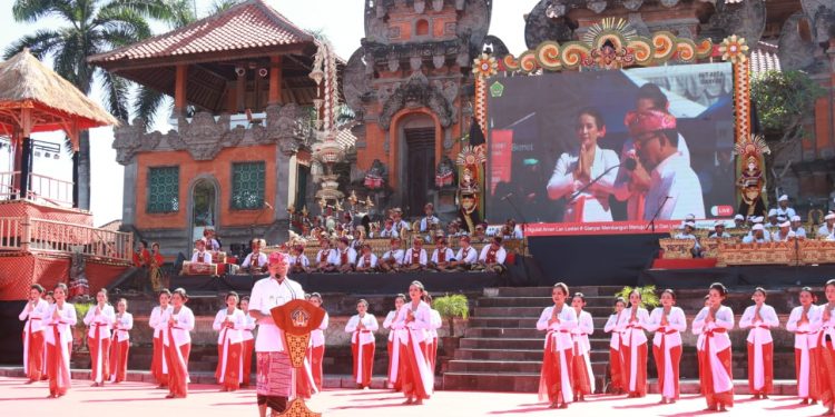 Gubernur Wayan Koster Buka Pawai Budaya Serangkain Hari Jadi ke-252 Kota Gianyar