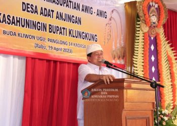 Bupati Suwirta Hadiri Acara Pasobyahan lan Pasupati Awig-Awig Desa Adat Anjingan