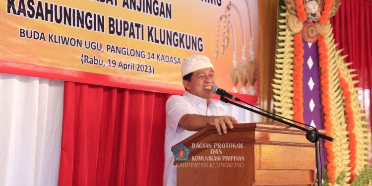 Bupati Suwirta Hadiri Acara Pasobyahan lan Pasupati Awig-Awig Desa Adat Anjingan