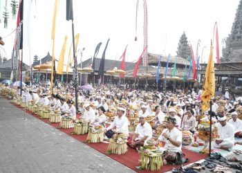 Hadiri Penyineban Ngusaba Purnama Kedasa Pura Ulun Danu Batur, Wagub Cok Ace Ajak Krama Bali Mulat Sarira dan Tetap Jaga Persatuan