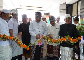 Hadiri Pamelaspasan dan Peresmian Gedung Baru, Wagub Cok Ace Harapkan Pelayanan BPD Bali Cabang Seririt Makin Bermutu