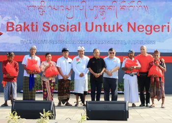 Setelah Membagikan Sembako di Bangli, Gubernur Koster  Lanjut Bagikan Sembako di Karangasem  Bersama Yayasan Karya Bhakti Adyaksa