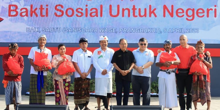 Setelah Membagikan Sembako di Bangli, Gubernur Koster Lanjut Bagikan Sembako di Karangasem Bersama Yayasan Karya Bhakti Adyaksa